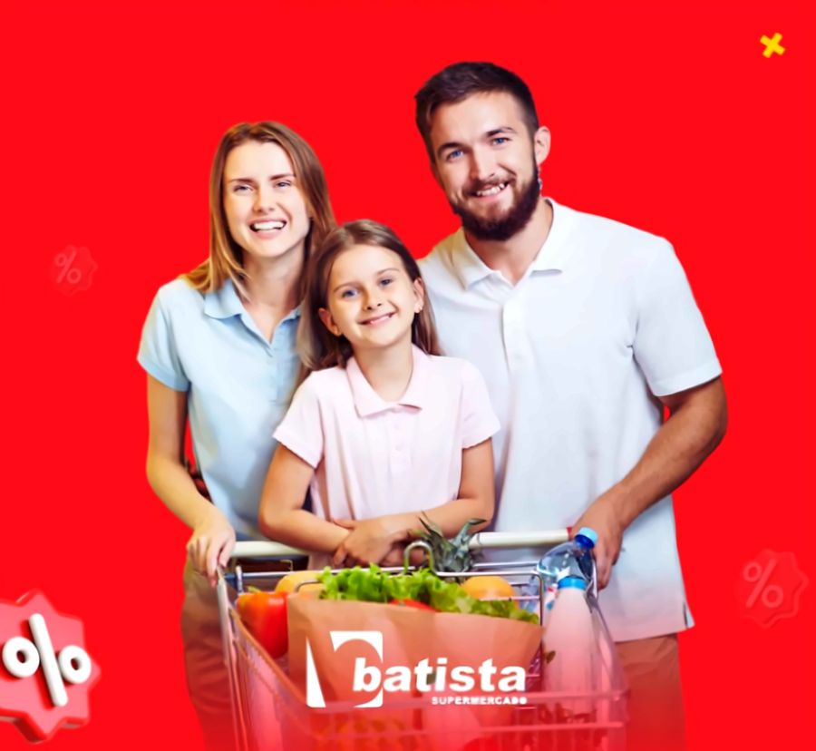 Família sorrindo com um carrinho de compras do Batista